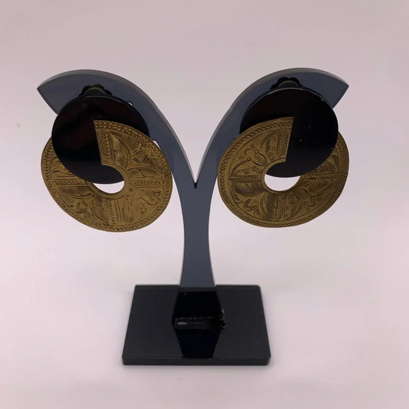 🖤#138 Vintage brass tone black accents clip on earrings - Picture 2 of 7